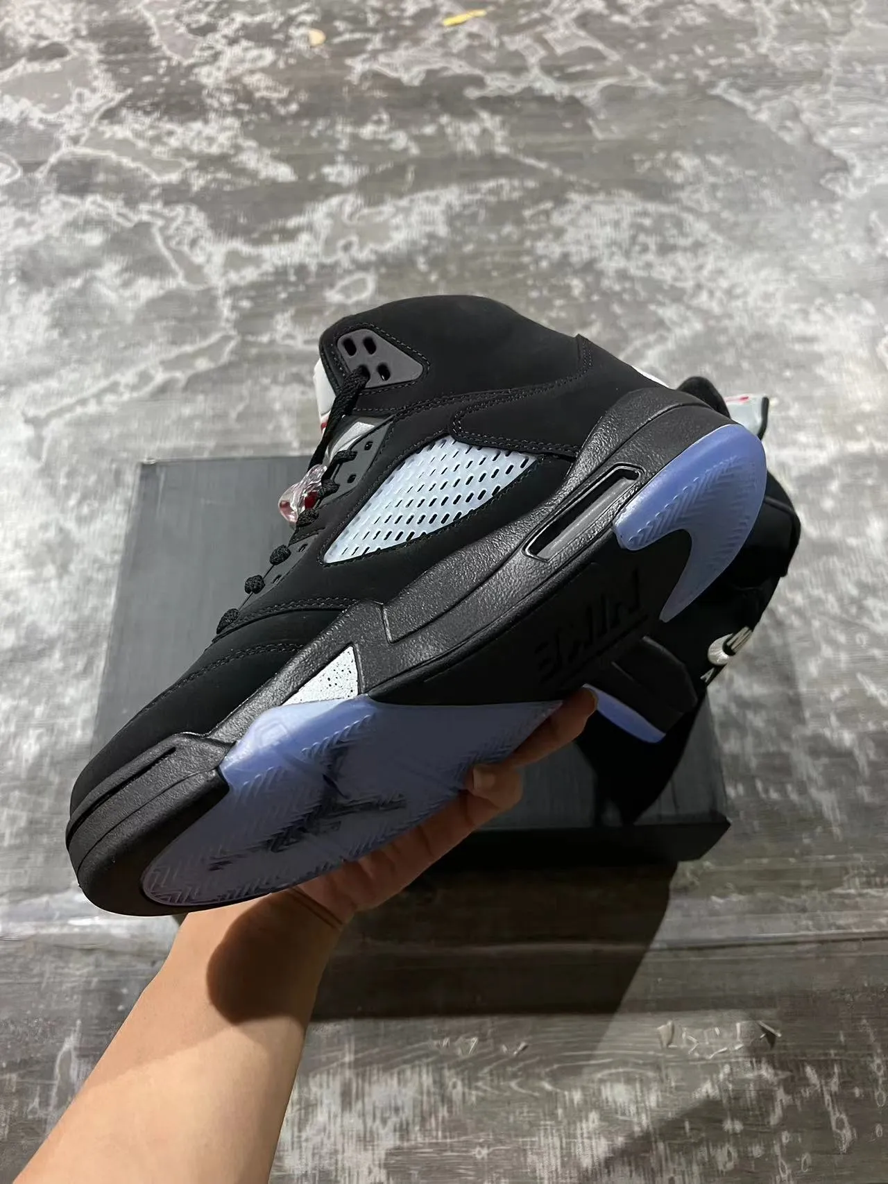 Chaussures de basketball Air Jordan 5 noir et bleu clair avec semelle extérieure translucide 6