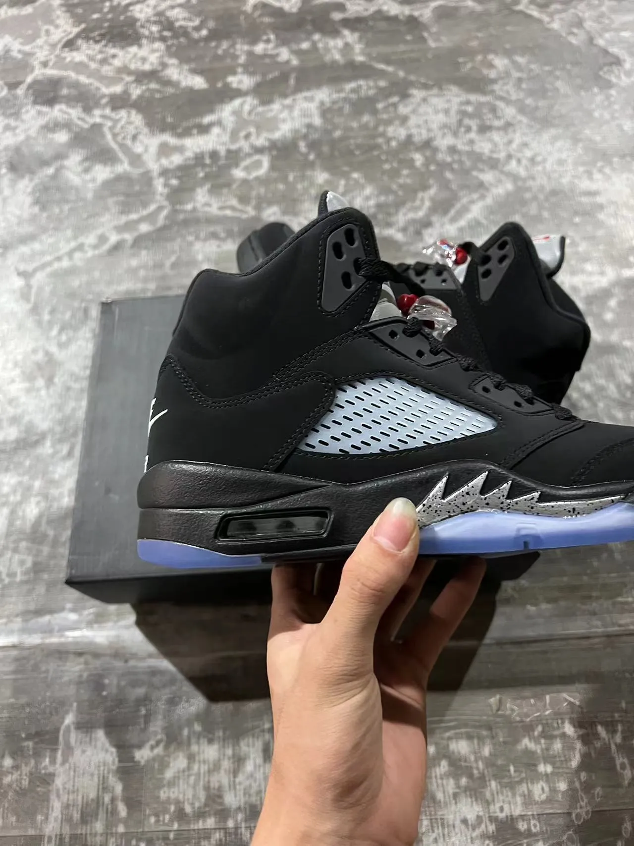 Chaussures de basketball Air Jordan 5 noir et bleu clair avec semelle extérieure translucide 7