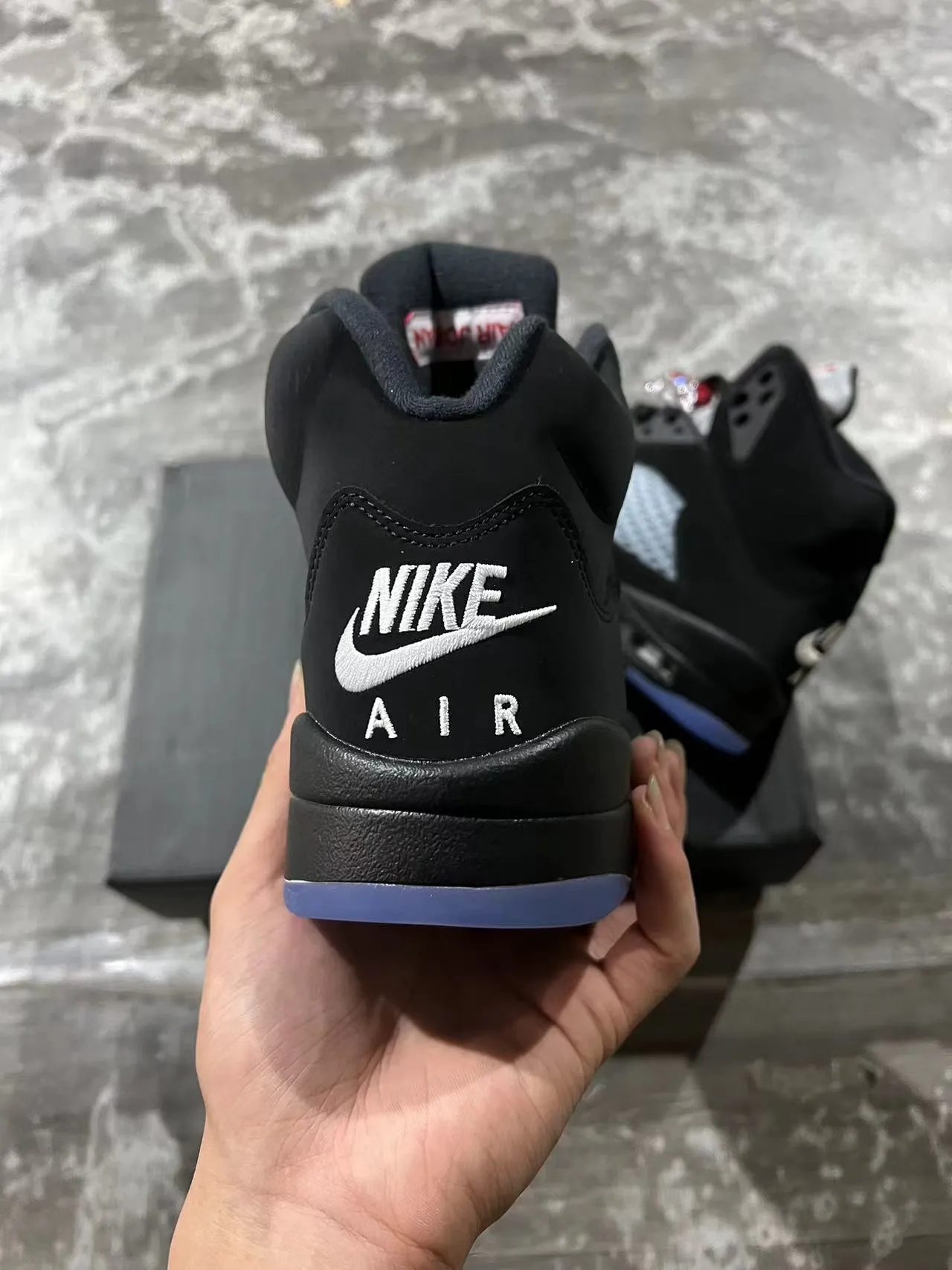 Chaussures de basketball Air Jordan 5 noir et bleu clair avec semelle extérieure translucide 8