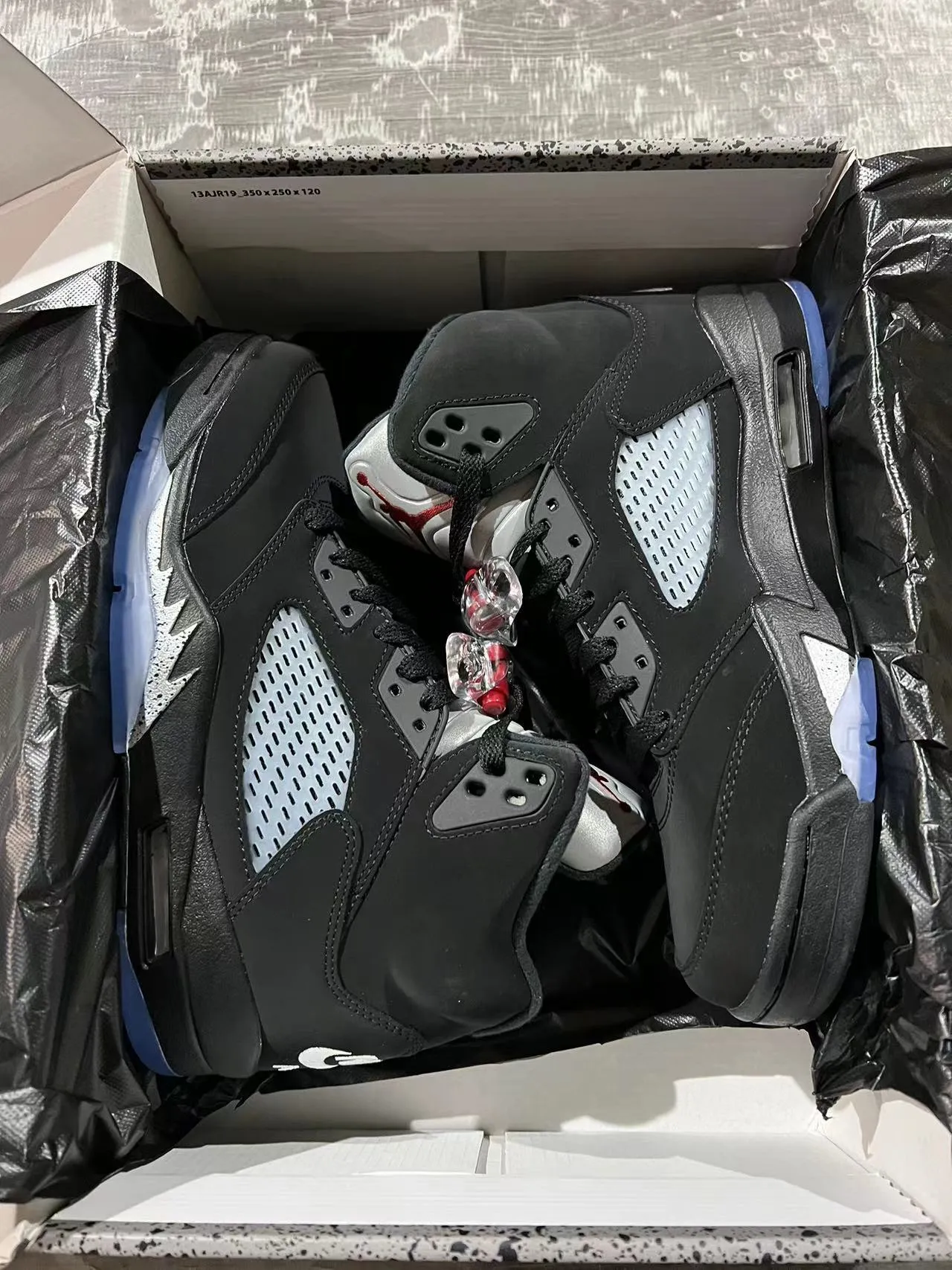 Chaussures de basketball Air Jordan 5 noir et bleu clair avec semelle extérieure translucide 9