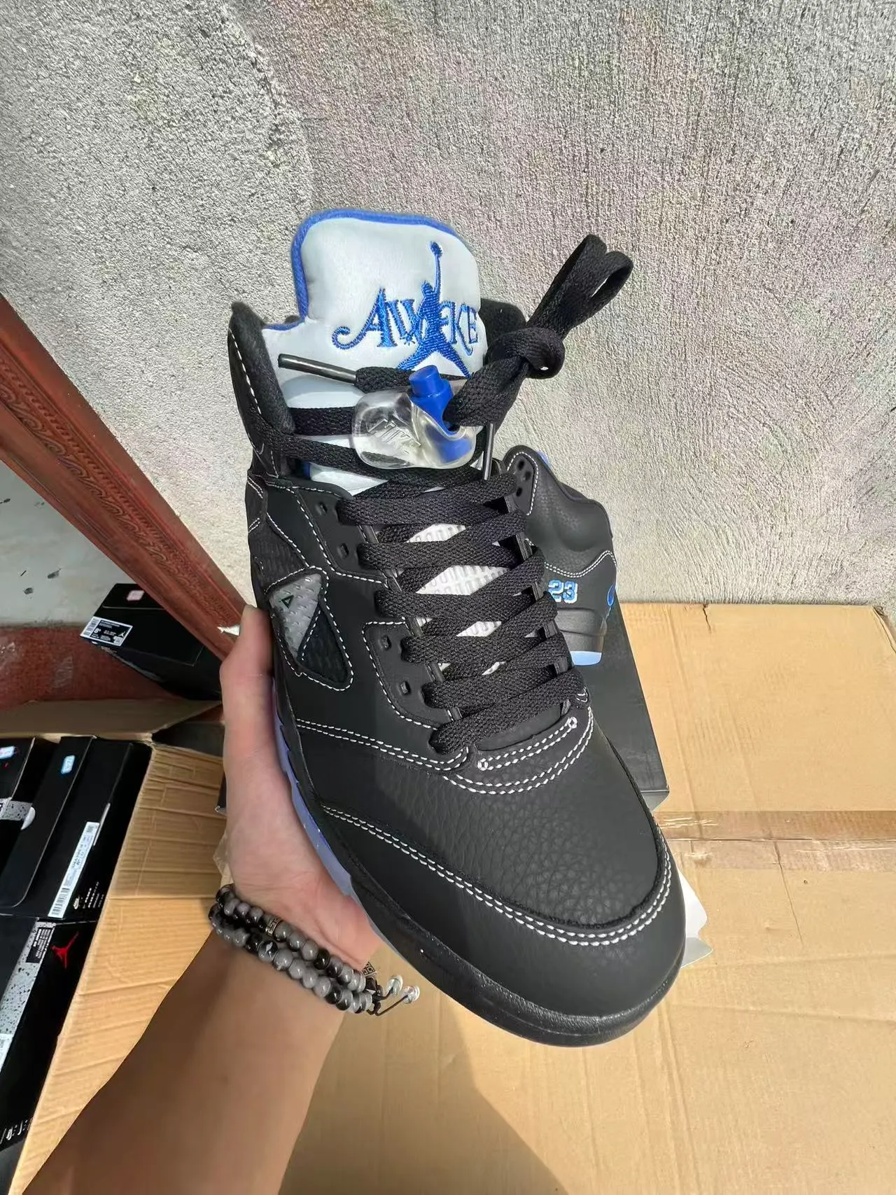 Tênis de basquete Air Jordan 5 preto e azul-royal NY 23 2