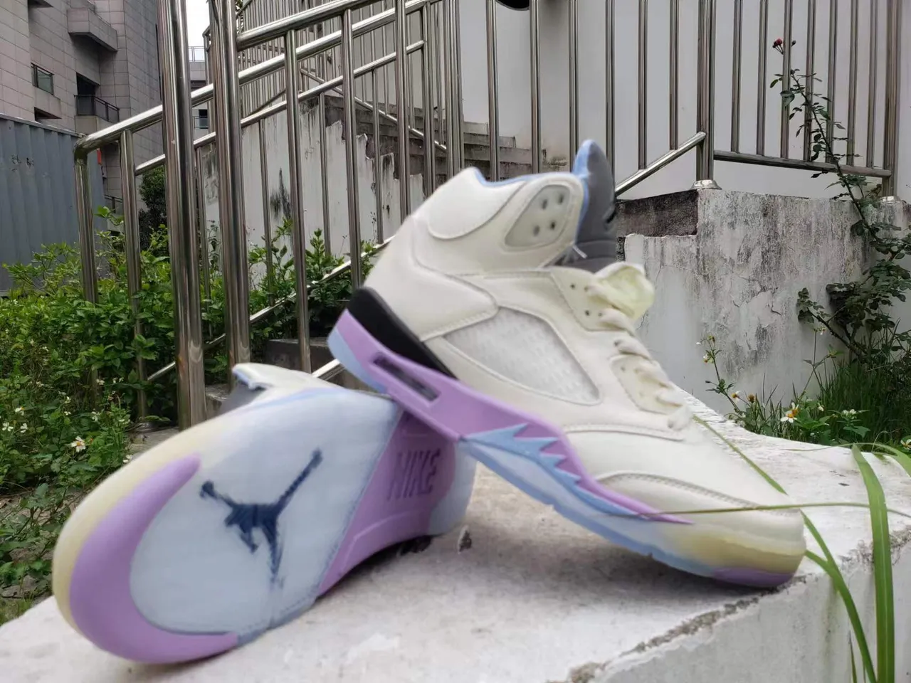 Zapatillas de baloncesto Air Jordan 5 Off-White morado y azul 3