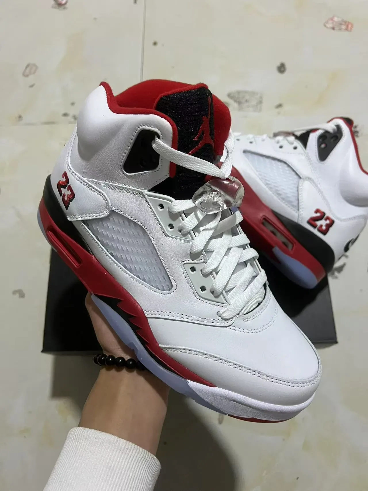 Air Jordan 5 branco vermelho preto tênis de basquete 2