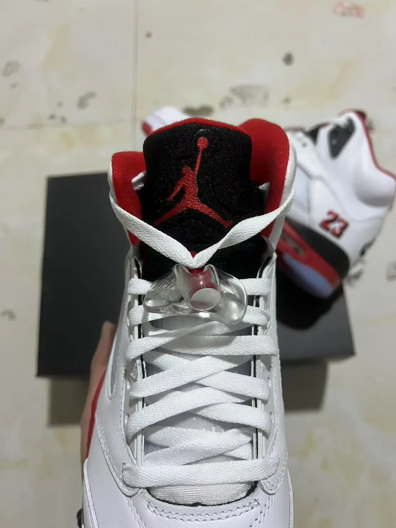 Air Jordan 5 branco vermelho preto tênis de basquete 4