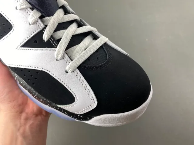 Tênis de basquete Air Jordan 6 com entressola salpicada em branco e preto 2