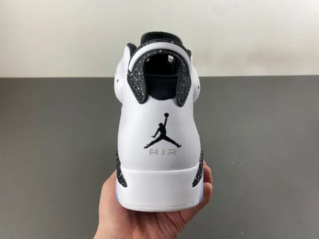 Tênis de basquete Air Jordan 6 com entressola salpicada em branco e preto 4