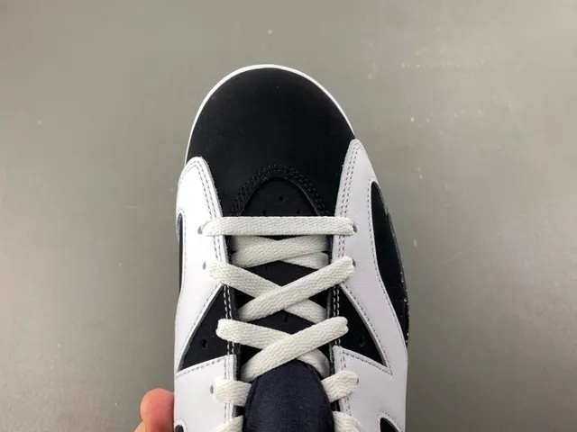 Tênis de basquete Air Jordan 6 com entressola salpicada em branco e preto 5