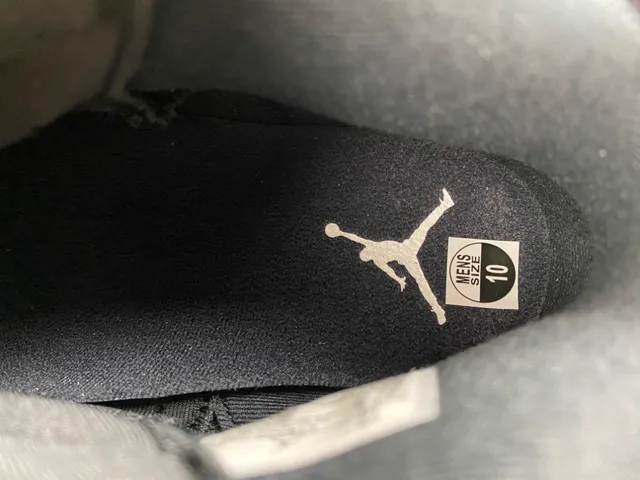 Tênis de basquete Air Jordan 6 com entressola salpicada em branco e preto 7