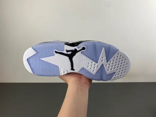 Tênis de basquete Air Jordan 6 com entressola salpicada em branco e preto 9