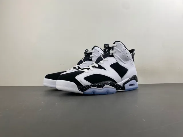 Tênis de basquete Air Jordan 6 com entressola salpicada em branco e preto 10