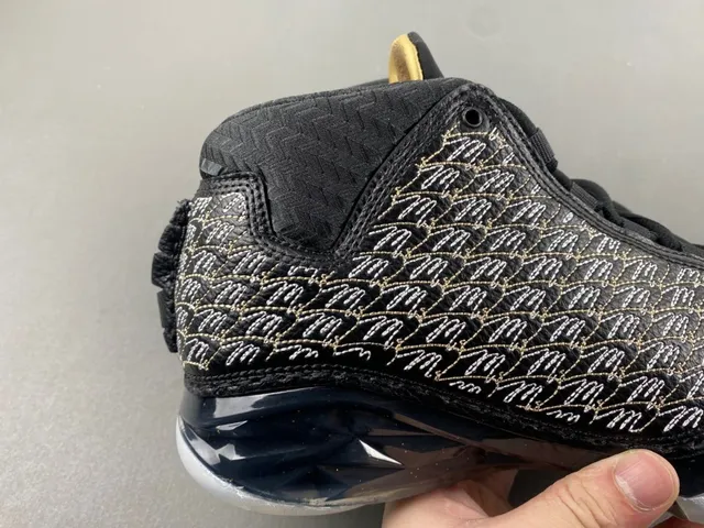 Tênis de basquete Air Jordan preto e dourado com cabedal em malha tecida e assinatura manuscrita 2