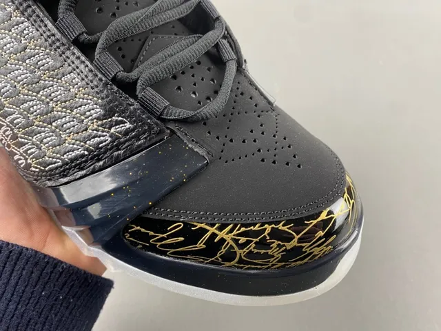 Tênis de basquete Air Jordan preto e dourado com cabedal em malha tecida e assinatura manuscrita 3