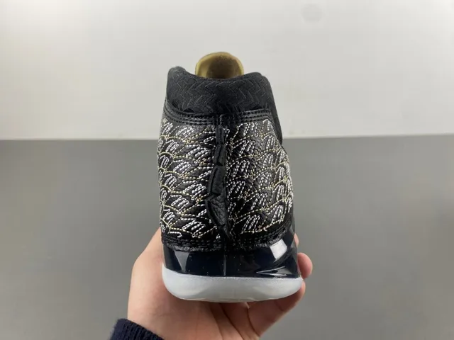 Tênis de basquete Air Jordan preto e dourado com cabedal em malha tecida e assinatura manuscrita 4