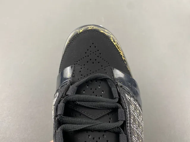 Tênis de basquete Air Jordan preto e dourado com cabedal em malha tecida e assinatura manuscrita 5