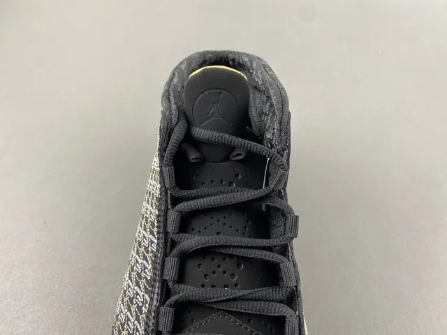 Tênis de basquete Air Jordan preto e dourado com cabedal em malha tecida e assinatura manuscrita 6