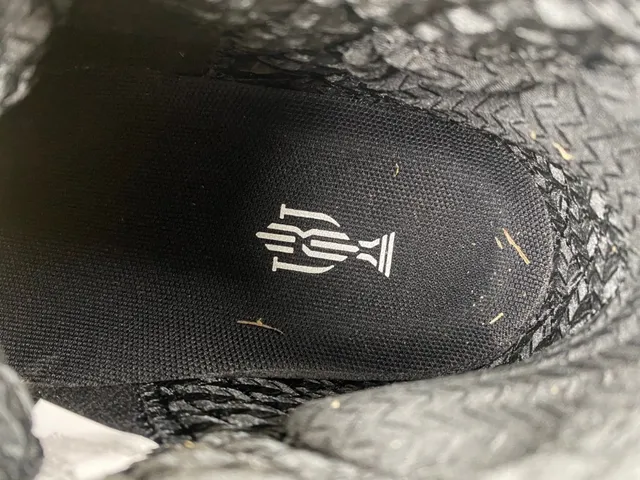 Tênis de basquete Air Jordan preto e dourado com cabedal em malha tecida e assinatura manuscrita 7