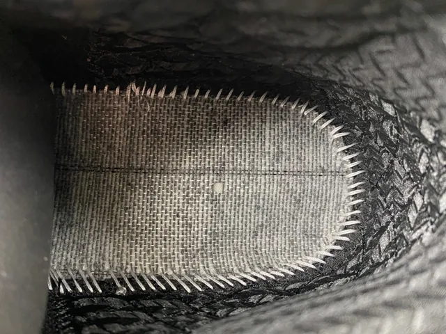 Tênis de basquete Air Jordan preto e dourado com cabedal em malha tecida e assinatura manuscrita 8
