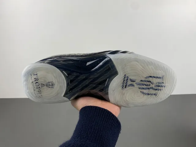 Tênis de basquete Air Jordan preto e dourado com cabedal em malha tecida e assinatura manuscrita 9