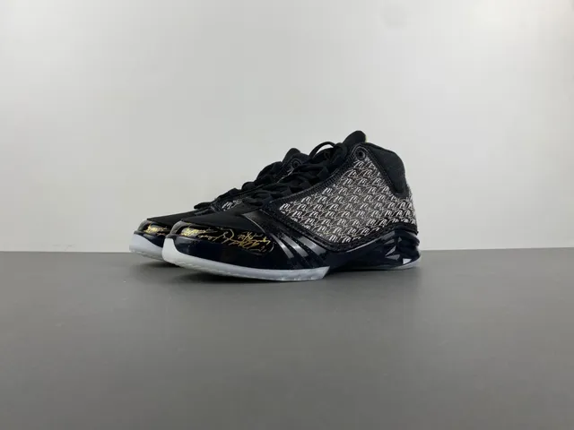 Tênis de basquete Air Jordan preto e dourado com cabedal em malha tecida e assinatura manuscrita 10