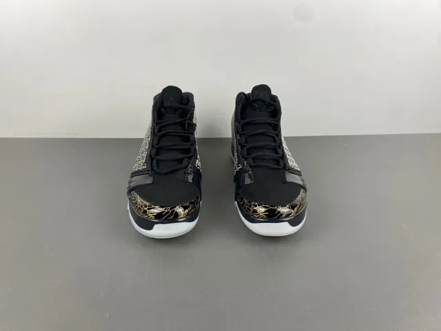 Tênis de basquete Air Jordan preto e dourado com cabedal em malha tecida e assinatura manuscrita 11