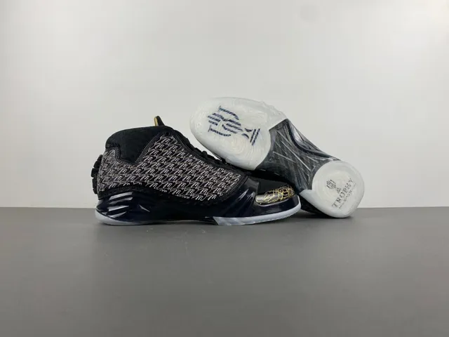 Tênis de basquete Air Jordan preto e dourado com cabedal em malha tecida e assinatura manuscrita 12