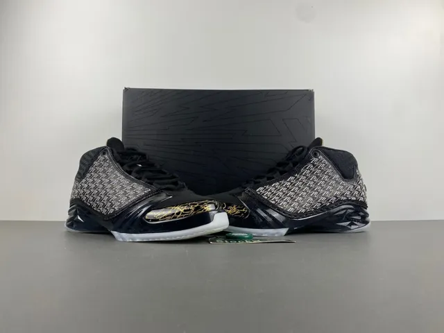 Tênis de basquete Air Jordan preto e dourado com cabedal em malha tecida e assinatura manuscrita 13