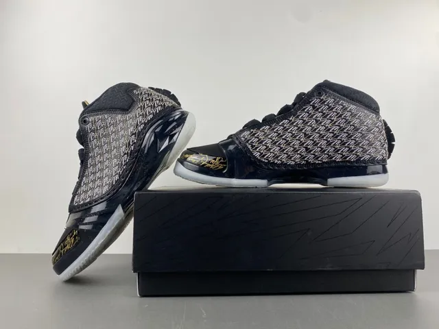 Tênis de basquete Air Jordan preto e dourado com cabedal em malha tecida e assinatura manuscrita 14