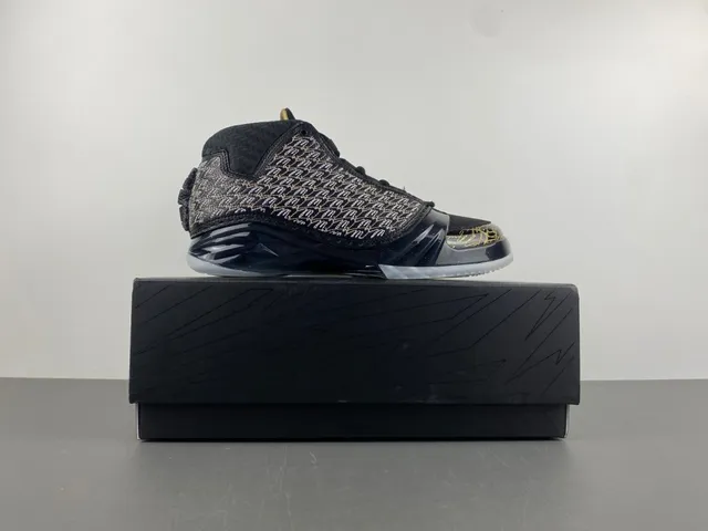 Tênis de basquete Air Jordan preto e dourado com cabedal em malha tecida e assinatura manuscrita 15