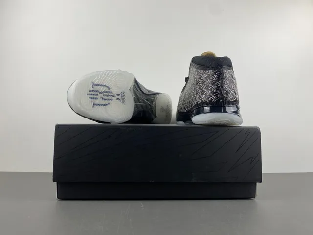 Tênis de basquete Air Jordan preto e dourado com cabedal em malha tecida e assinatura manuscrita 16