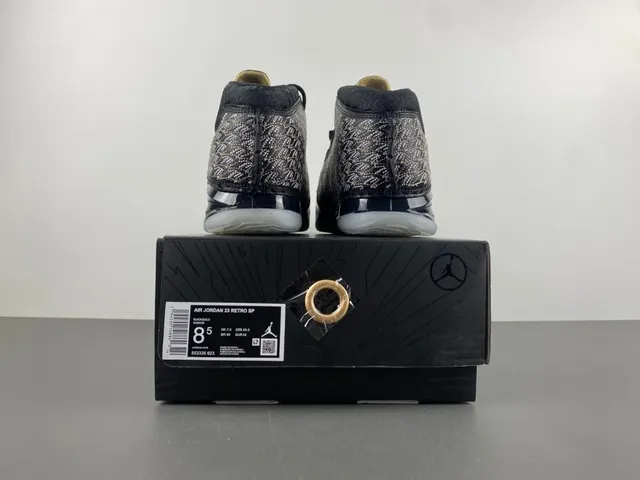 Tênis de basquete Air Jordan preto e dourado com cabedal em malha tecida e assinatura manuscrita 17