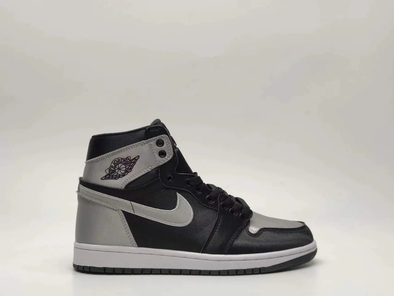Zapatillas de baloncesto de caña alta Air Jordan con parte superior de piel y material sintético en negro y gris 2