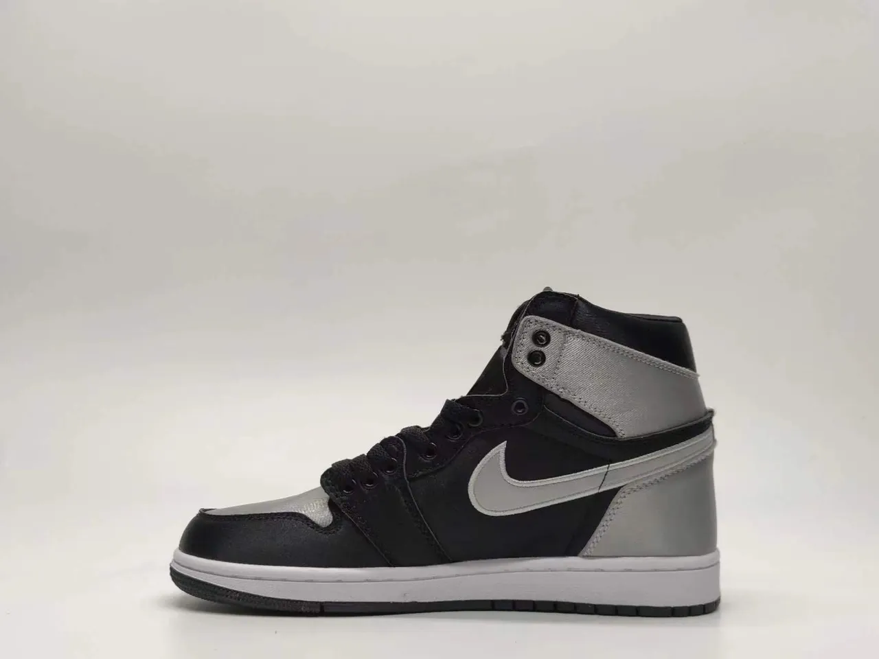 Zapatillas de baloncesto de caña alta Air Jordan con parte superior de piel y material sintético en negro y gris 3