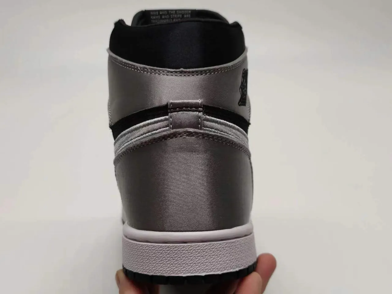 Zapatillas de baloncesto de caña alta Air Jordan con parte superior de piel y material sintético en negro y gris 4