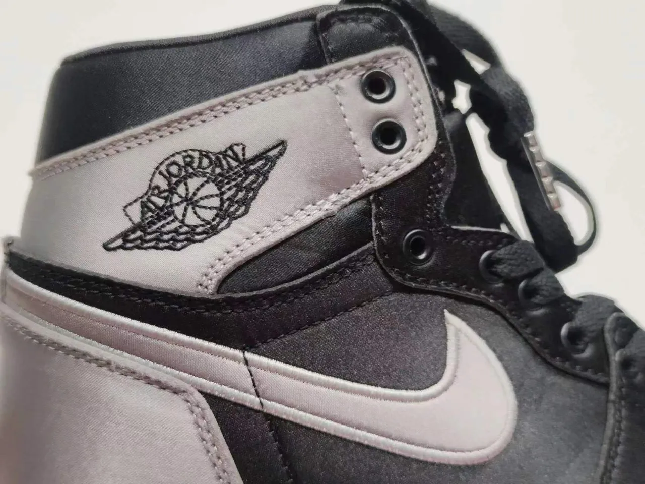Zapatillas de baloncesto de caña alta Air Jordan con parte superior de piel y material sintético en negro y gris 5