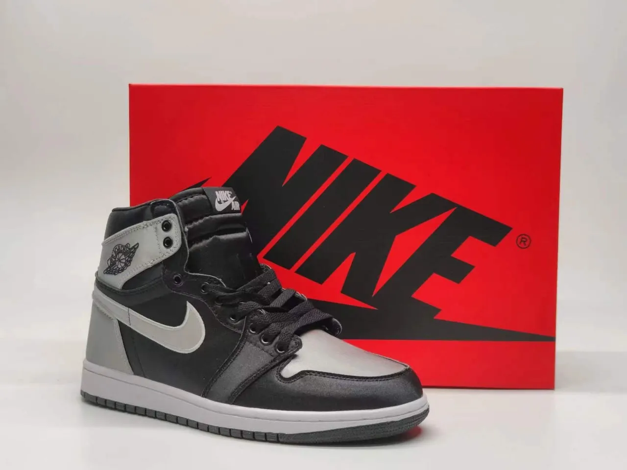 Zapatillas de baloncesto de caña alta Air Jordan con parte superior de piel y material sintético en negro y gris 6
