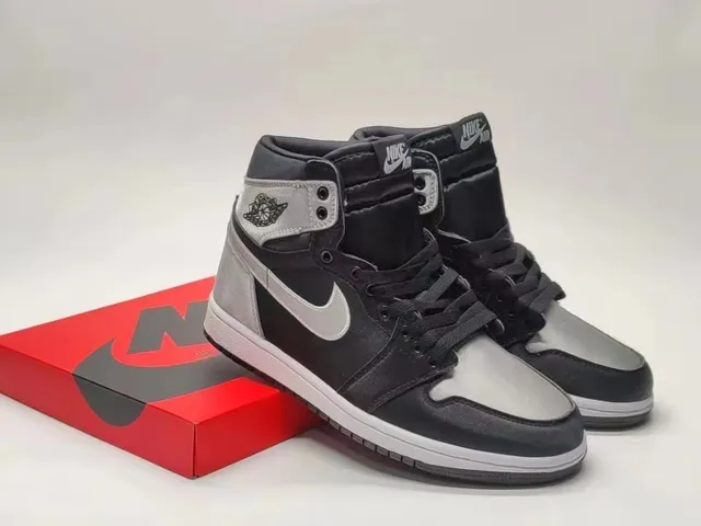 Zapatillas de baloncesto de caña alta Air Jordan con parte superior de piel y material sintético en negro y gris 8