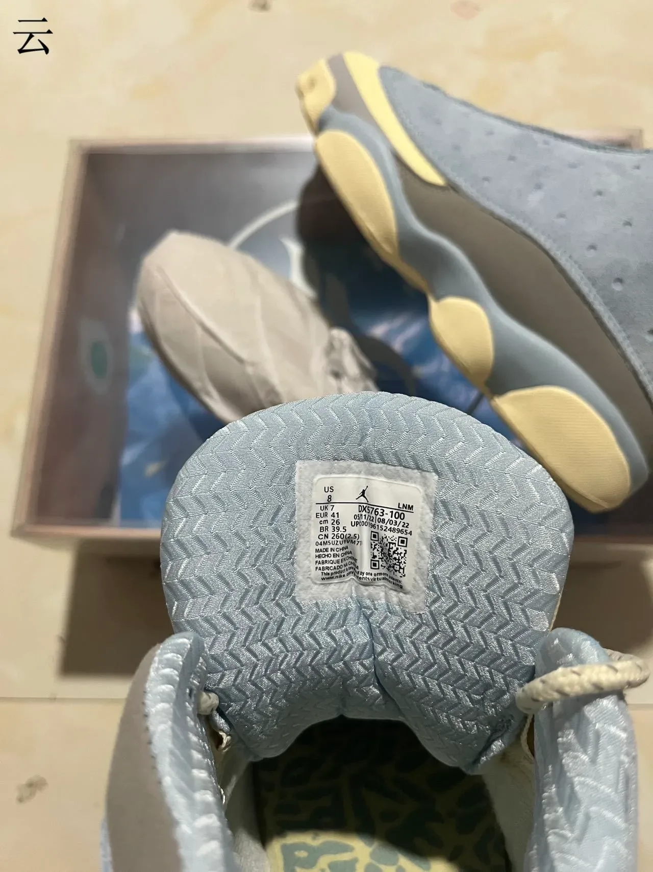 Air Jordan Azul Bege Suede Perfurado Superior Janela Circular no Calcanhar Tênis de Basquete 5