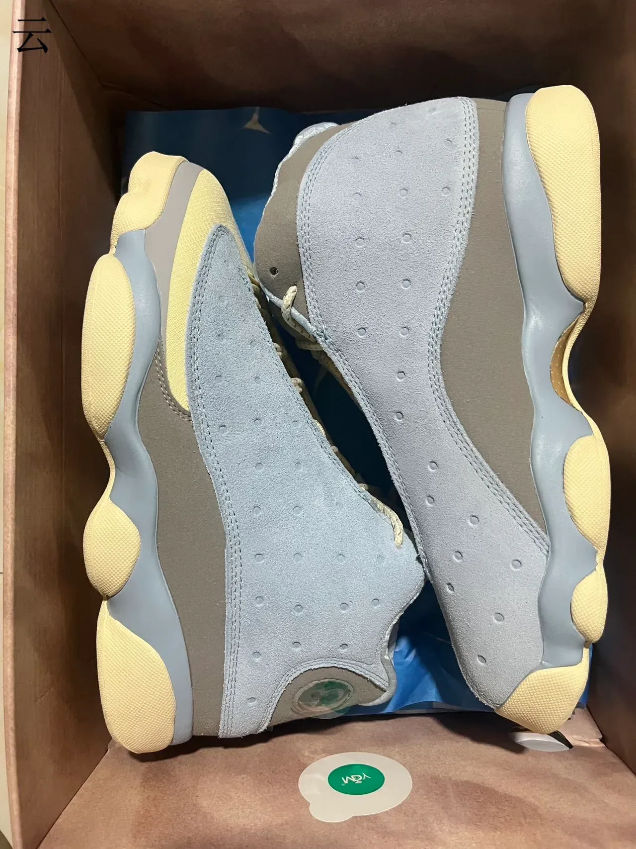 Air Jordan Azul Bege Suede Perfurado Superior Janela Circular no Calcanhar Tênis de Basquete 11