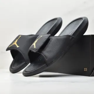 Air Jordan Hydro 1 काले और सुनहरे स्लिपर्स