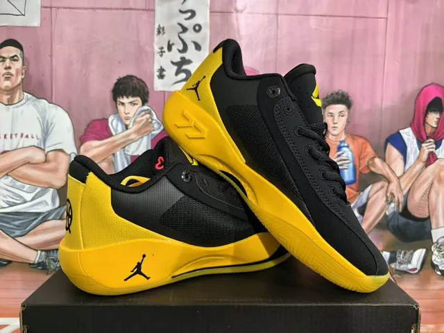 حذاء كرة السلة Air Jordan Q54 أسود وأصفر 2