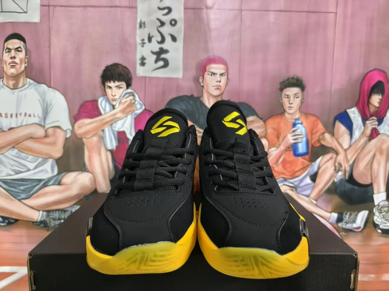 حذاء كرة السلة Air Jordan Q54 أسود وأصفر 3