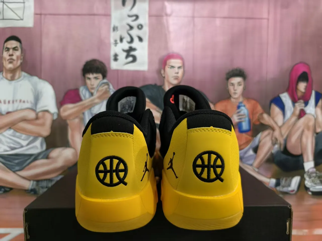 حذاء كرة السلة Air Jordan Q54 أسود وأصفر 5