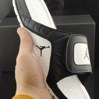 Air Jordan Slide काले और सफेद क्विल्टेड स्ट्रैप स्लिपर्स