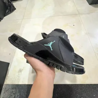 Air Jordan Slide ब्लैक ब्लू चमकदार पेटेंट-समान टो बम्पर मोल्डेड स्ट्रैप कंस्ट्रक्शन स्लिपर्स