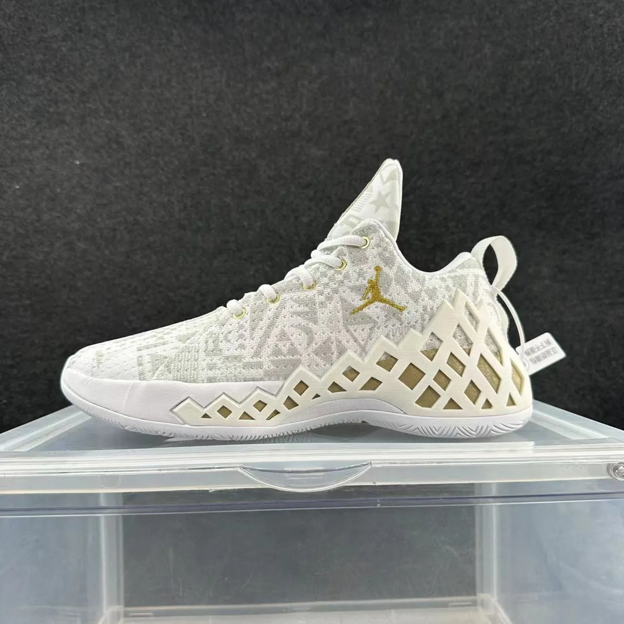 Chaussures de basketball Air Jordan XXXIX avec tige en tricot blanc et bleu et cage en treillis géométrique 3