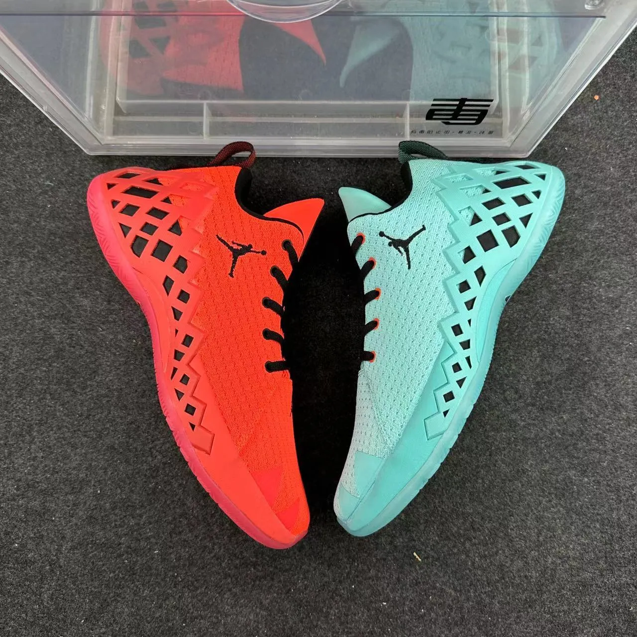Chaussures de basketball Air Jordan XXXIX avec tige en tricot blanc et bleu et cage en treillis géométrique 5