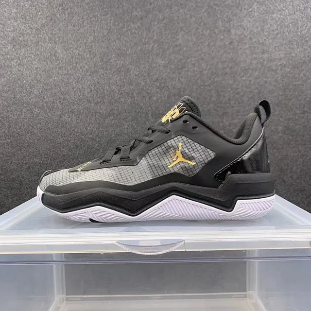 Air Jordan Zion 2 chaussures de basketball noir et or 2