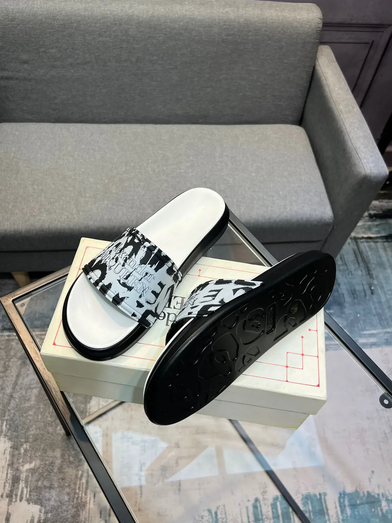 Alexander McQueen গ্রাফিক প্রিন্ট প্ল্যাটফর্ম স্লাইড স্লিপার 4