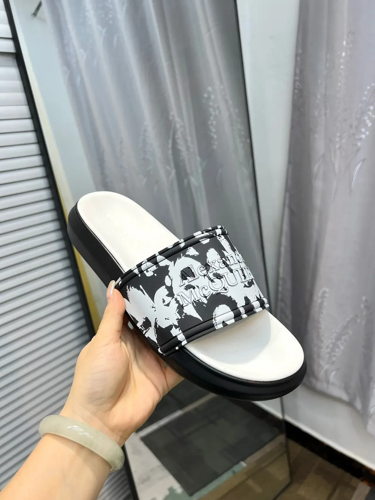 Alexander McQueen গ্রাফিক প্রিন্ট প্ল্যাটফর্ম স্লাইড স্লিপার 6