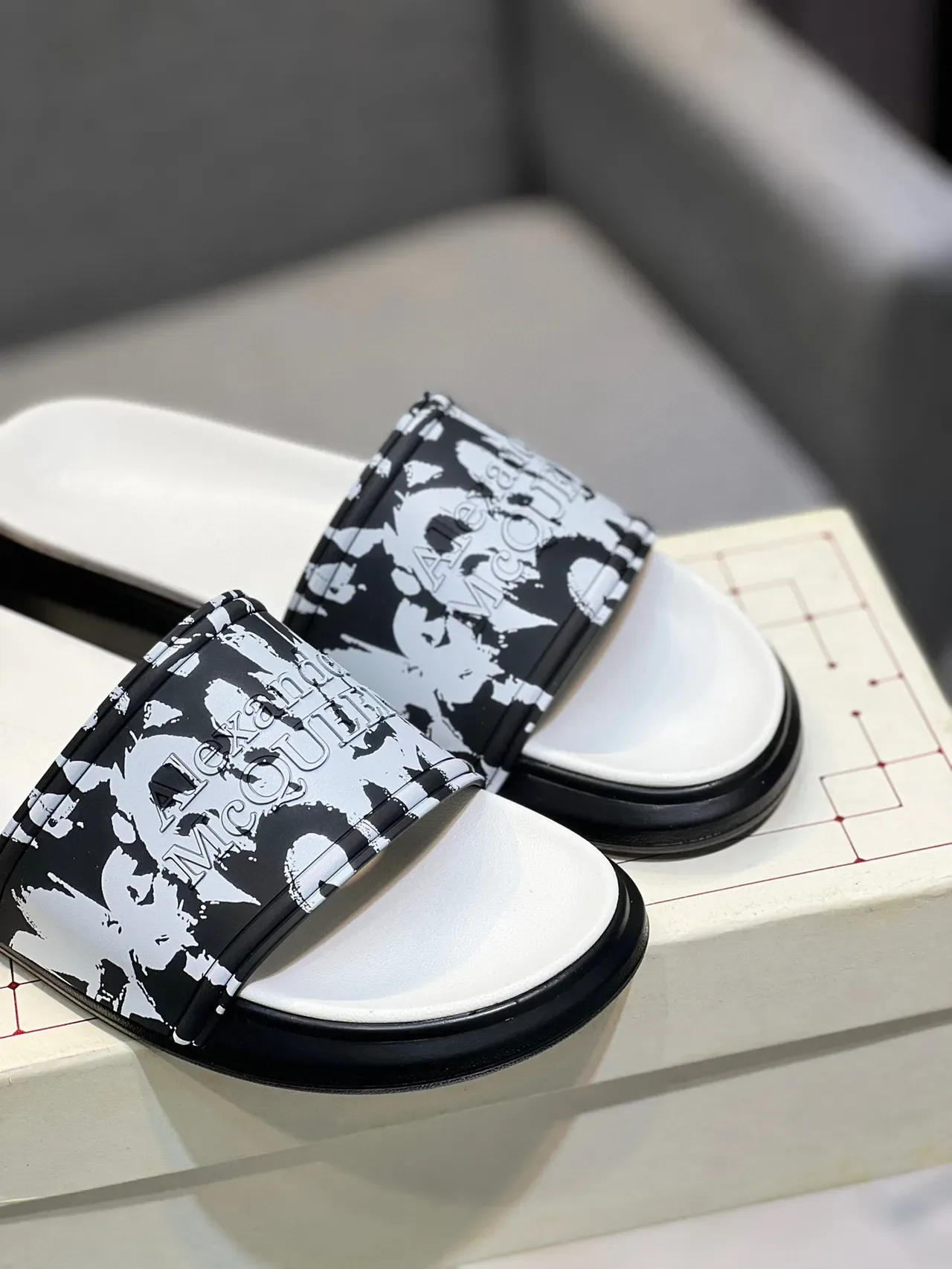 Alexander McQueen গ্রাফিক প্রিন্ট প্ল্যাটফর্ম স্লাইড স্লিপার 9